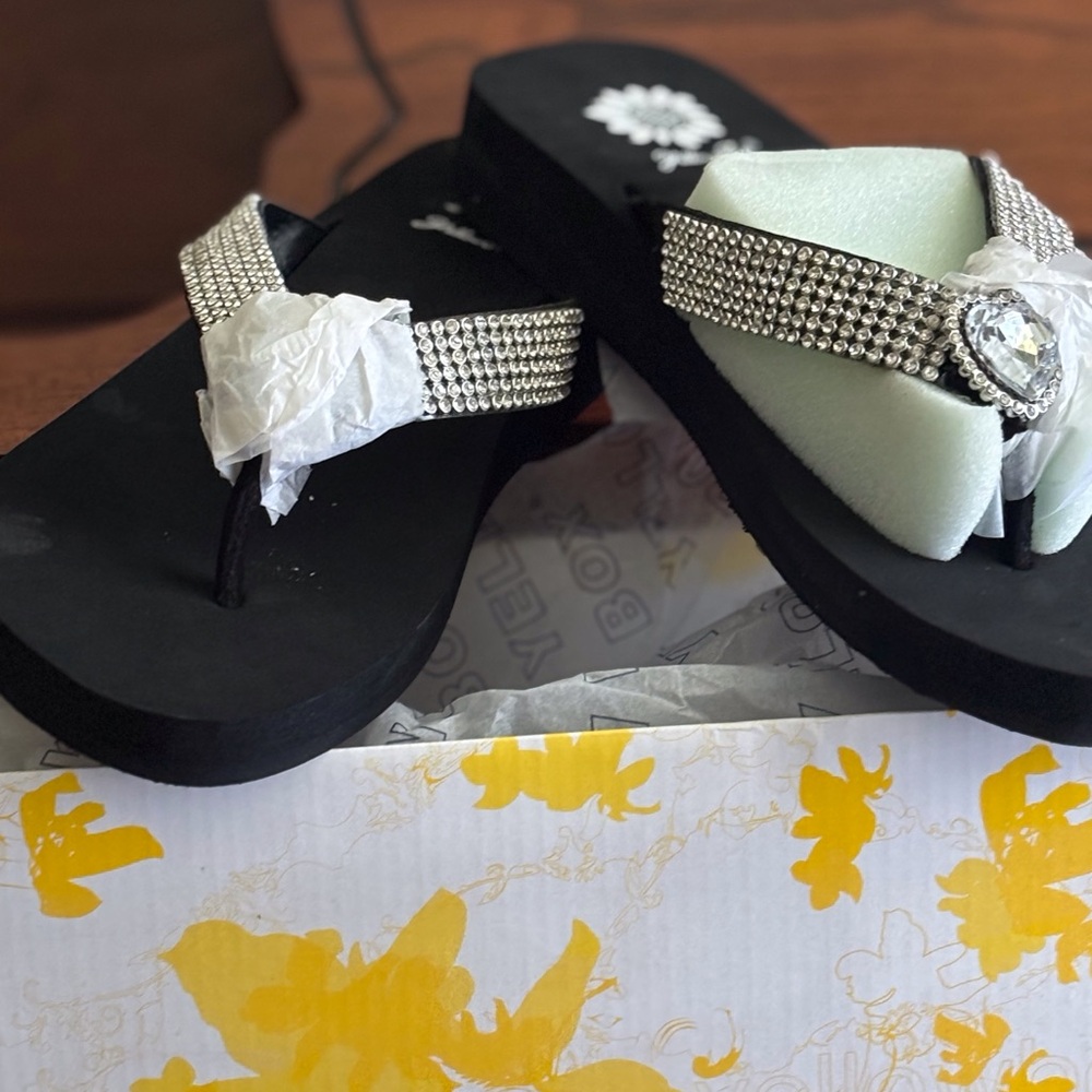 Yellow Box Willa Sparkling Heart Crystal Flip Flop - Picture 5 of 8